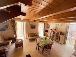 sala de estar amplia con mesa y sillas en Affaccio su Stromboli en Tropea