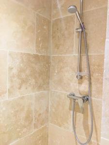 eine Dusche mit Duschkopf im Bad in der Unterkunft Residence Cabiscol in Beaucaire