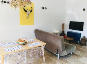 ein Wohnzimmer mit einem Sofa und einem Tisch in der Unterkunft Residence Cabiscol in Beaucaire