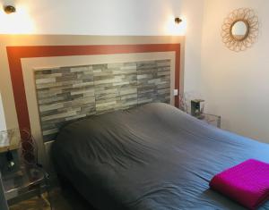 Schlafzimmer mit einem Bett mit einem gemauerten Kopfteil in der Unterkunft Residence Cabiscol in Beaucaire