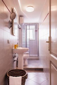 ローマにあるPeretti Rome Trastevere Homeのバスルーム(洗面台、トイレ、シャワー付)