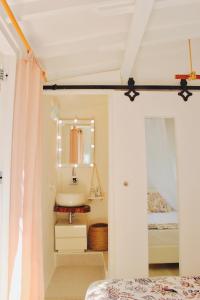 een badkamer met een wastafel en een spiegel bij Casa Klod Ibiza in Ibiza-stad