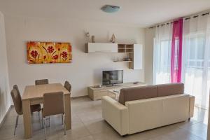 uma sala de estar com um sofá e uma mesa em Villa Esmeralda em Rimini