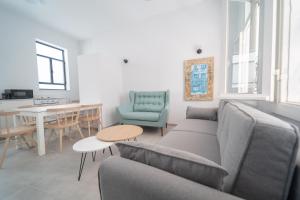 Гостиная зона в YalaRent Boutique Apartments in Jaffa's Flea Market