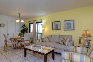 un soggiorno con divano e tavolo di Tiki 218 a South Padre Island