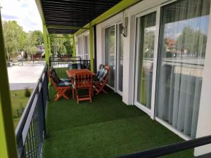 A balcony or terrace at Napsugár Apartman Ezüstpart