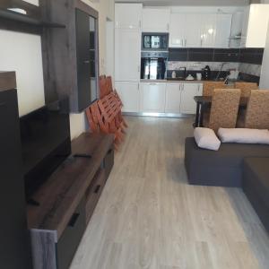 A kitchen or kitchenette at Napsugár Apartman Ezüstpart