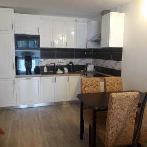 A kitchen or kitchenette at Napsugár Apartman Ezüstpart