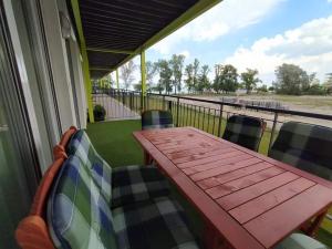 A balcony or terrace at Napsugár Apartman Ezüstpart