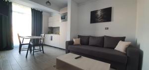 un soggiorno con un divano e un tavolo di ZIAN'S Studio Mamaia Nord Beach Resort a Mamaia Nord - Năvodari