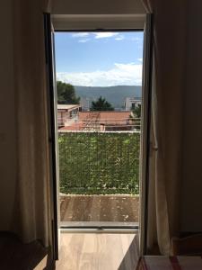 een glazen schuifdeur naar een balkon met uitzicht bij Casa vacanza VIMA in Peschici