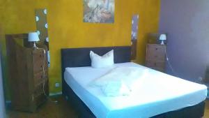 Ein Bett oder Betten in einem Zimmer der Unterkunft WOHNUNG IN KAISERSLAUTERN