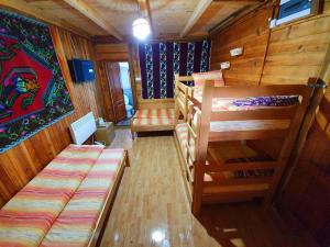 Setusvæði á Log cabin Uvac (Vikendica Saponjic)