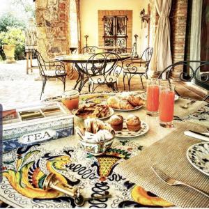 una mesa con platos de comida encima en Tenuta Del Gallo, en Amelia