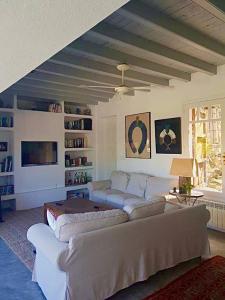 Ruang duduk di encantadora casa ibicenca