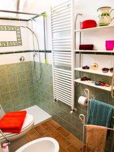 y baño con ducha y aseo. en camerealmare, en Castiglione della Pescaia
