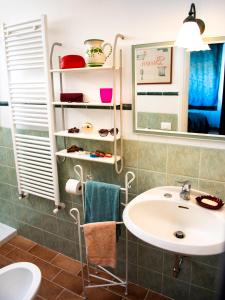 ein Bad mit einem Waschbecken und einem Spiegel in der Unterkunft camerealmare in Castiglione della Pescaia