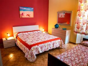 Schlafzimmer mit einem Bett und einem Spiegel in der Unterkunft camerealmare in Castiglione della Pescaia