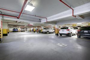 un garage con diverse auto parcheggiate all'interno di Terrasse Royale Hotel a Montréal