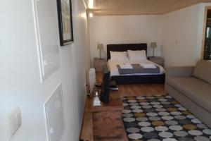 niewielka sypialnia z łóżkiem i kanapą w obiekcie Aurora Papas w mieście Provesende