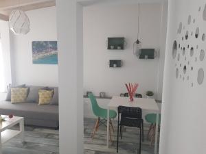 Biały salon ze stołem i krzesłami w obiekcie APT 6 - Apartamento en la playa de El Palo w Maladze