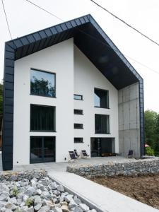een modern huis met een zwart-witte gevel bij Apartamenty Minimal House in Szczyrk