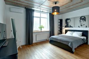 Ένα ή περισσότερα κρεβάτια σε δωμάτιο στο Стильна та простора квартира
