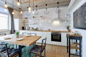 cocina con mesa de madera y comedor en Стильна та простора квартира, en Kiev