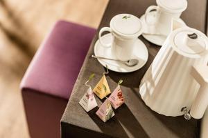 塞爾瓦迪瓦爾加爾德納的住宿－Giardin Boutique Hotel B&B，桌子上带杯子和盘子的桌子