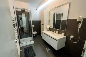 Un baño con lavabo blanco y ducha. en Ultracentral luxury apartment, en Cluj-Napoca 22 fotos más