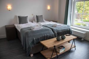 Een bed of bedden in een kamer bij The Town hotel studios appartments