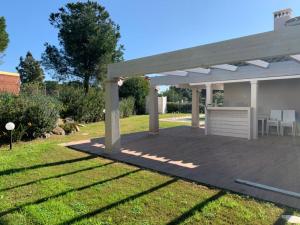 a pergola with a patio in a yard at VILLA ERSILIA in Porto Columbu - Perdʼe Sali +5 photos
