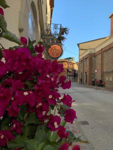 een boeket rode bloemen naast een straat bij L'Arco B&B di Charme in Passignano sul Trasimeno