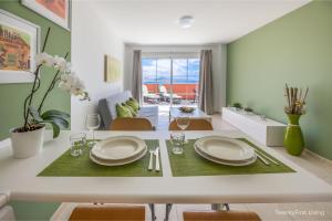 una cucina e un soggiorno con tavolo e sedie di Residence Playa Paraiso With Ocean View a Costa Calma
