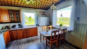 Cuisine ou kitchenette dans l'établissement Authentic cottage in Swedish lapland
