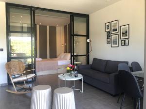 un soggiorno con un divano e un letto di siviri suites a Siviri