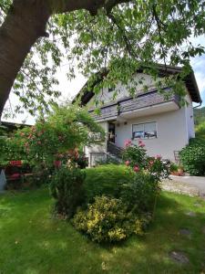 uma casa branca com flores à frente em Apartment Tatjana em Ljubljana