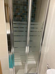y baño con ducha y puerta de cristal. en piso avenida 49, en Gijón