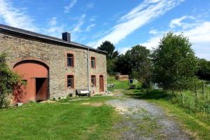 an old brick building with a dirt road next to it at Graide Retreat Lodge in Bièvre