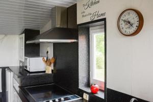Kuchyň nebo kuchyňský kout v ubytování Chalet Den Keibilk
