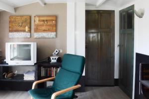 TV a/nebo společenská místnost v ubytování Chalet Den Keibilk