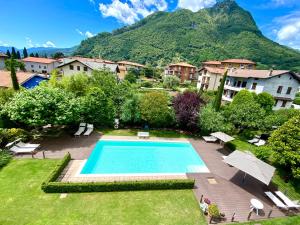 una piscina en un patio con una montaña en Vittoria Residence, en Dongo