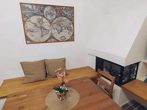 Televízia a/alebo spoločenská miestnosť v ubytovaní Apartments Historical Centre