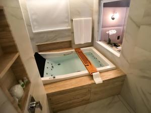 Um banheiro em Radisson Blu Belo Horizonte Savassi