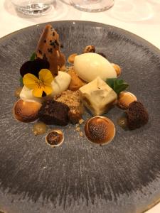 デ・パンネにあるFalcon beach appartment 0401のテーブルの上に置かれたデザートと料理の皿