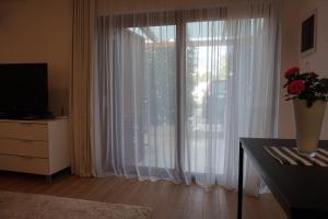 un soggiorno con una grande finestra con tende bianche di Villa Dolores a Rovigno (Rovinj)