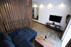 - un salon avec un canapé bleu et une table dans l'établissement TASOS, à Belgrade