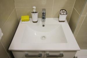 een witte wastafel in een kleine badkamer bij Zlatiborska Vila 1 Lux in Zlatibor