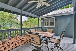 un patio con tavolo e sedie su un ponte di 6 Mi to Grandfather Mountain Park Cottage with Deck a Newland Altre 18 foto