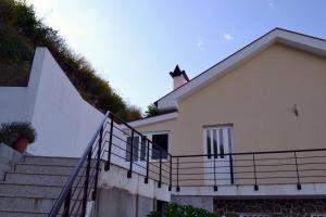 una casa blanca con escaleras y una valla en Casa Pereira en Geres